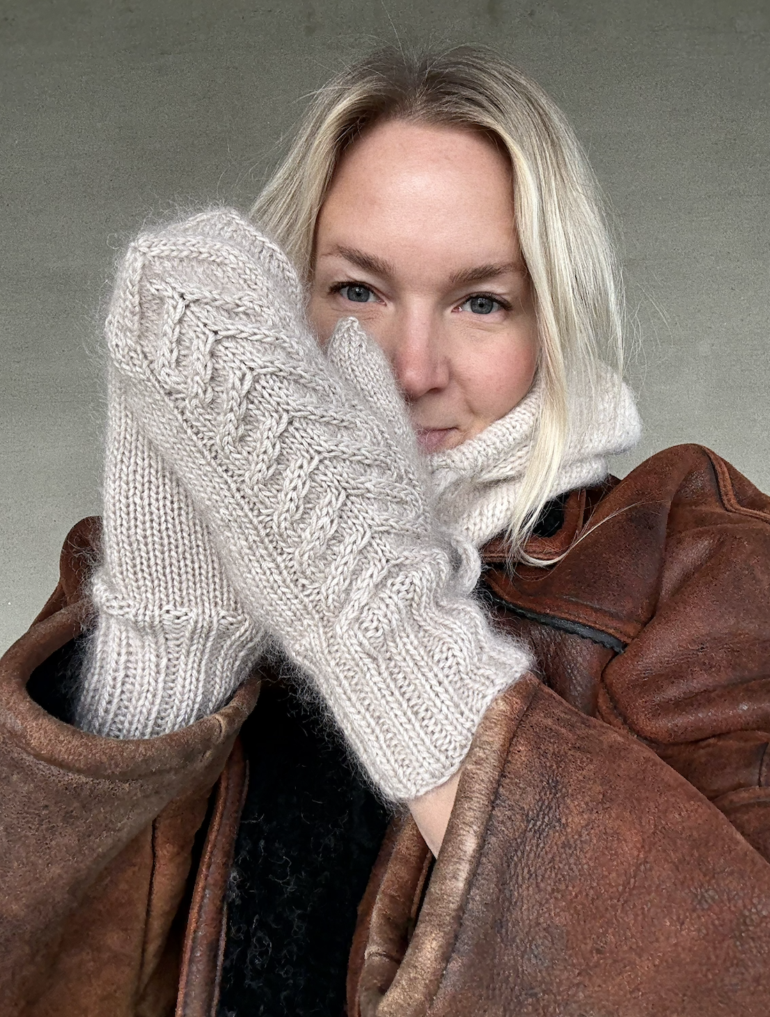 Poolaknits Crown mitten pattern – Poolaknits